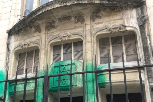 Vandalisme antisemite à Paris, jets de peinture verte sur deux synagogues et le Mémorial de la Shoah gsrfk8zxgaalexm-960x640